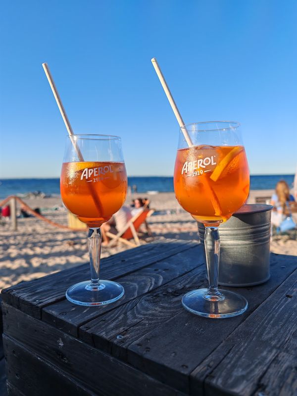 Sonnenuntergänge mit Drinks am Strand erleben