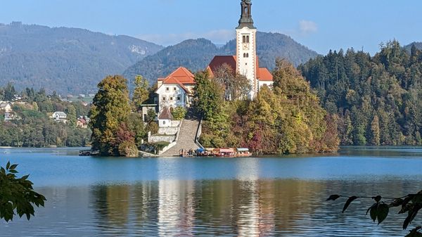 Märcheninsel mit historischer Kirche