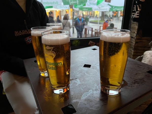 Ein Bier unter Freunden im Herzen Stuttgarts