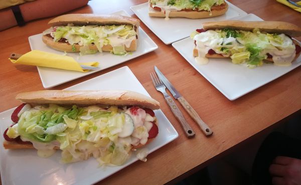 Kreative Sandwiches in lockerem Diner-Ambiente
