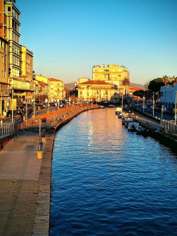 Sonnenbaden an der Versilia-Küste