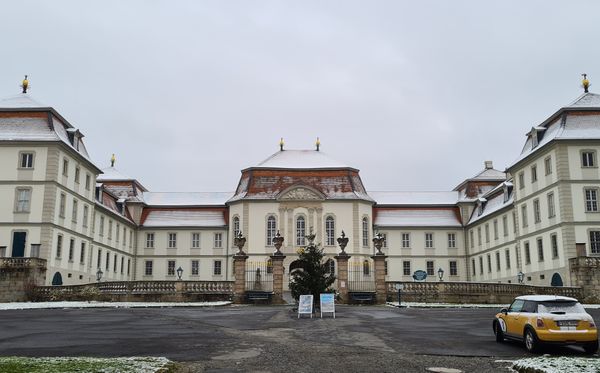 Barockschloss mit prächtigem Garten