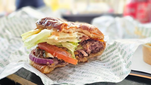 Berühmte Burger an der Tankstelle