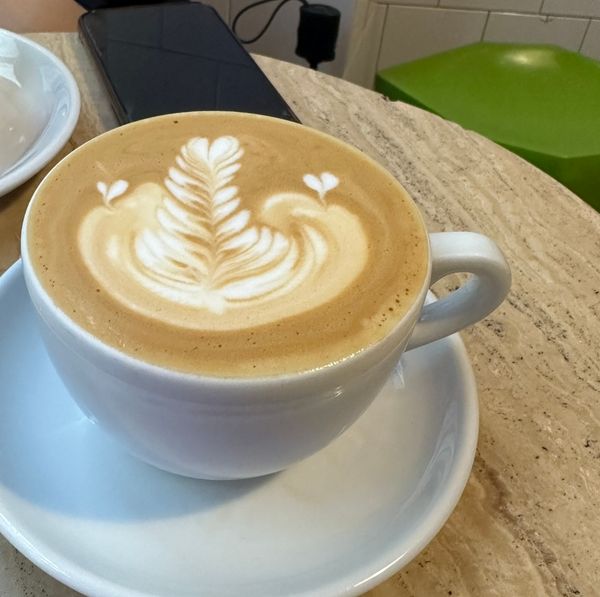 Kaffee to-go im Schuhladen