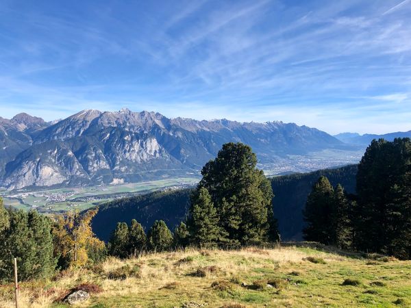 Idyllisches Picknick am spiegelklaren Bergsee