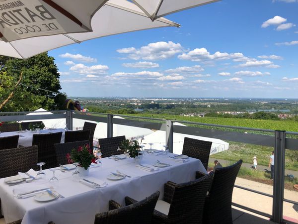 Genießen Sie die Aussicht in einem modernen Biergarten