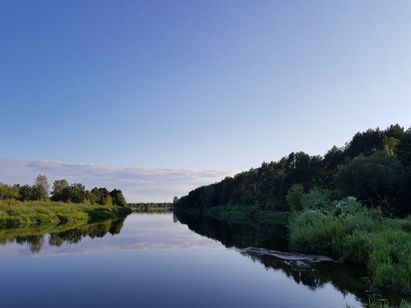 Romantische Spaziergänge am Flussufer