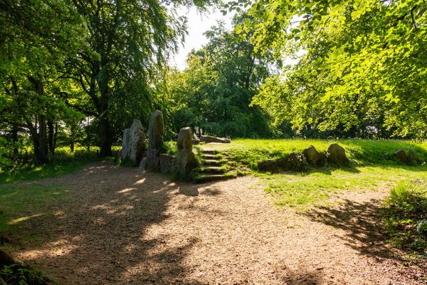 Historisches Grabmal im Wald