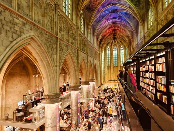 Bücherparadies in historischer Kirche