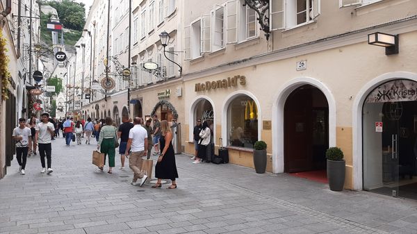 Historisches Flanieren in der Geburtsstraße Mozarts