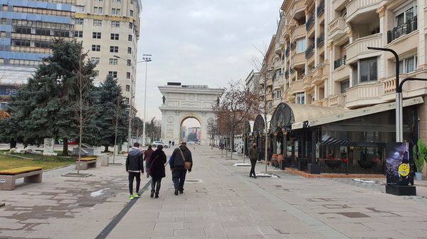 Triumphbogen im modernen Skopje