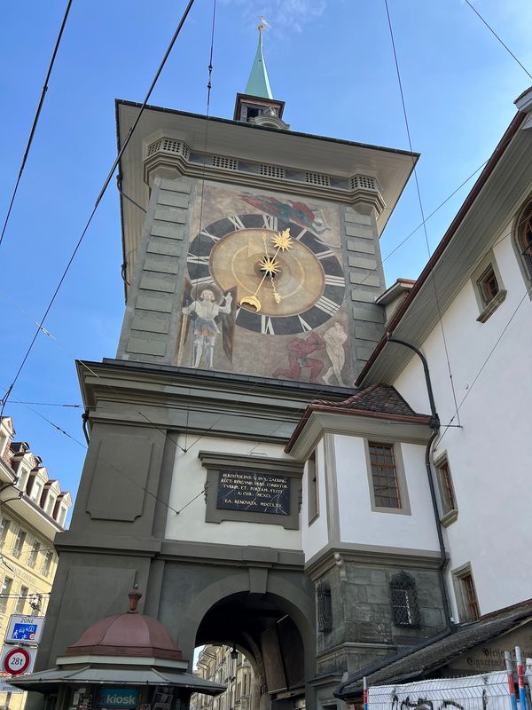 Historische Uhr bestaunen