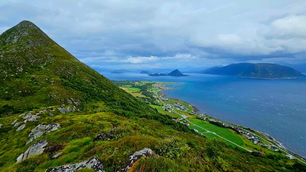 Panoramablick über Fjorde und Berge