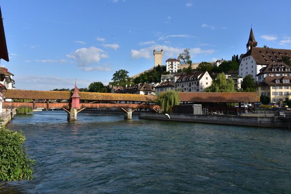 Historische Brücke mit Totentanz