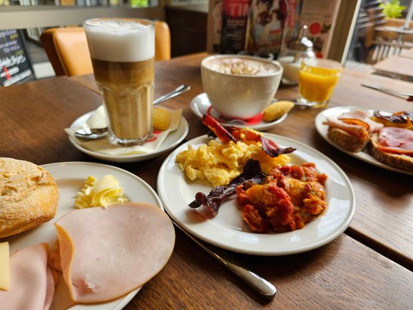 Genieße ein vielfältiges Frühstücksbuffet