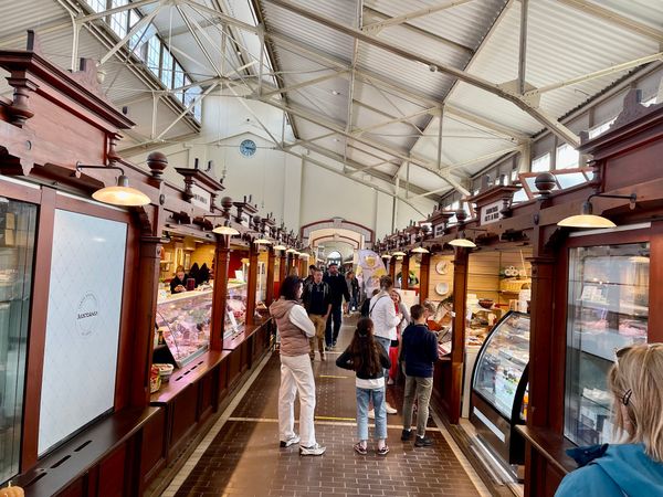 Historischer Markt mit lokalen Delikatessen