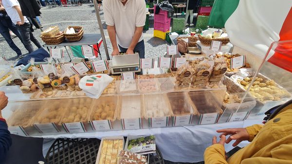 Lebendiger Wochenmarkt