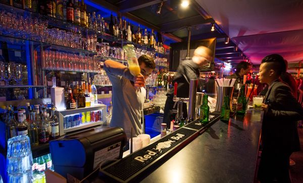 Schwimmende Bar mit Flussblick