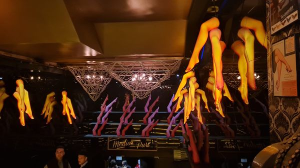 Geheimer Club unter einer Schneiderei