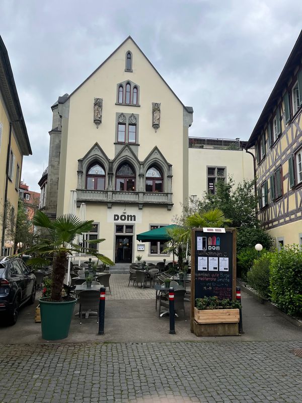 Cocktails und Burger in gemütlicher Bar