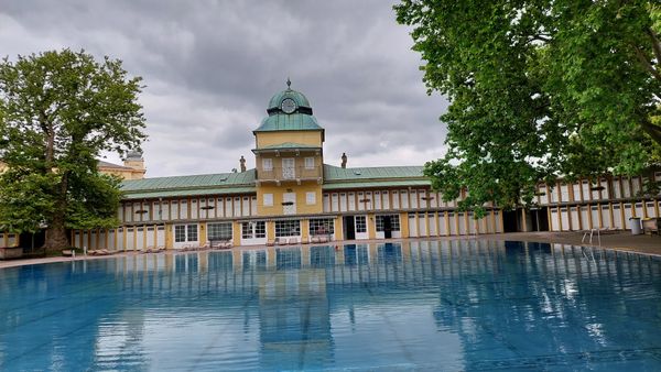 Entspannung in historischen Thermalquellen