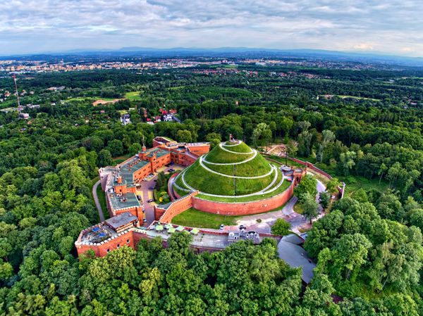 Historische Hügel mit Aussicht