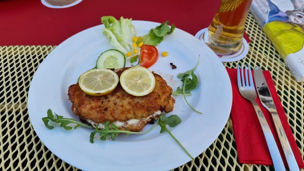 Vielfältige Speisen und Getränke in freundlichem Bistro