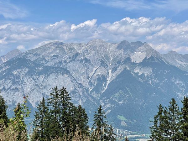 Erlebe Yoga und Downhill-Cart-Fahren in den Bergen