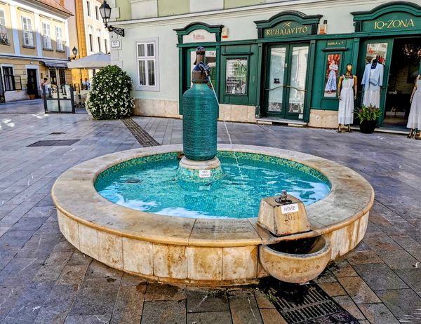 Kurioser Brunnen erinnert an den Erfinder der Sodaflasche