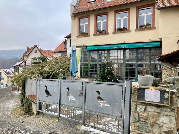 Traditionelle Gaststube in historischem Fachwerkhaus