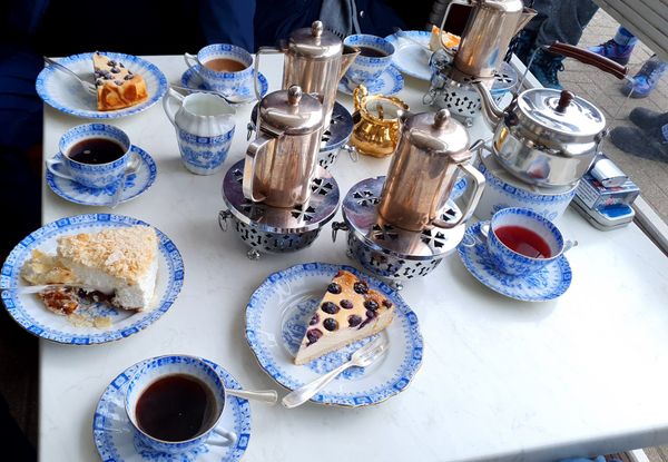 Entspannen bei Tee und Kuchen am Hafen