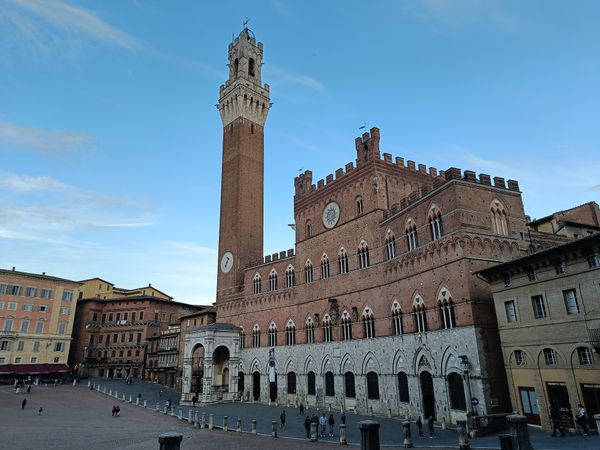 Mittelalterliche Architektur in Siena bestaunen