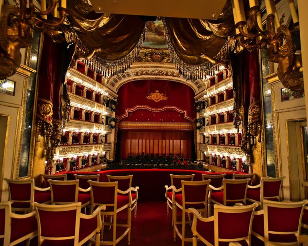 Besuche das berühmte Opernhaus