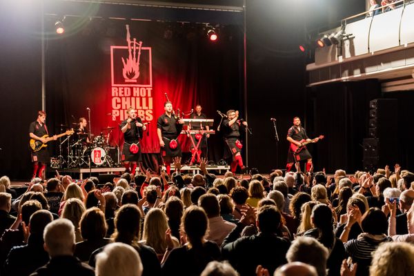 Erlebe Live-Musik und Comedy