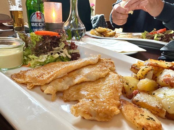 Maritimes Essen im Schleusenwärterhaus