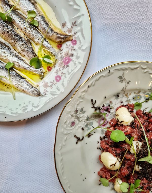 Intime Weinbar mit kleinen Gerichten