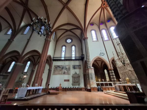 Gotische Schönheit in ruhiger Piazza