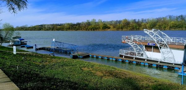 Entspannte Spaziergänge am Flussufer