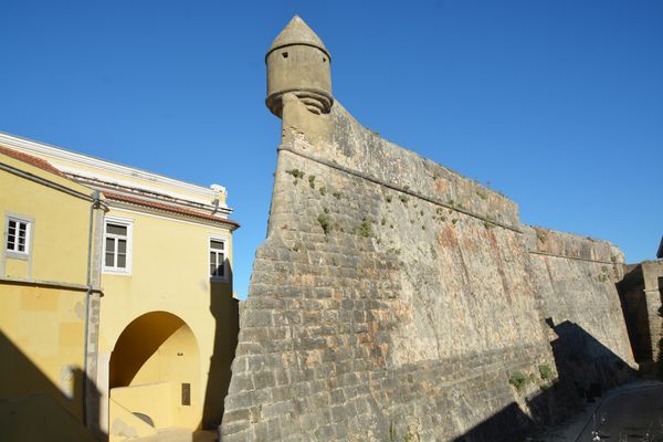 Historische Festung mit atemberaubendem Meerblick und königlicher Geschichte