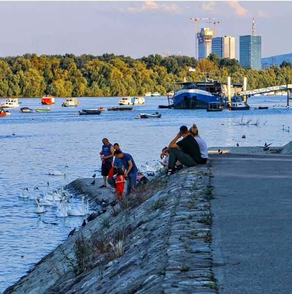 Spaziergang mit Blick auf die Donau