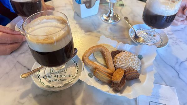 Traditionellen Turiner Kaffee genießen