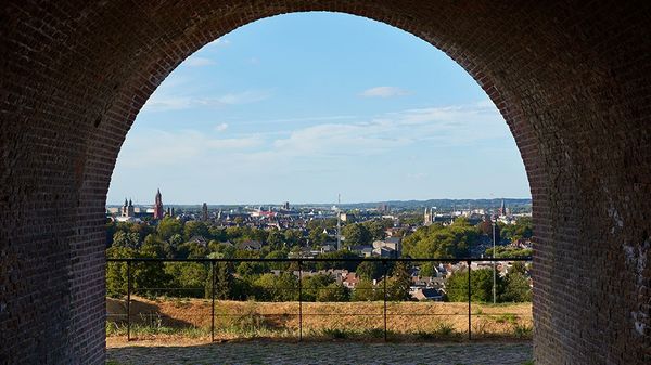 Historisches Fort und geheimnisvolle Höhlen