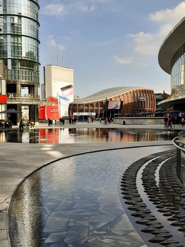 Moderne Architektur trifft auf Shopping