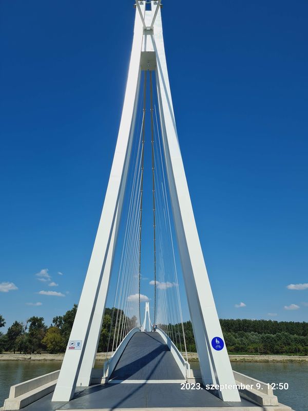 Symbolische Brücke mit Geschichte