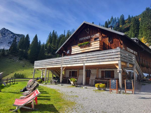 Genieße lokale Speisen mit Alpenblick