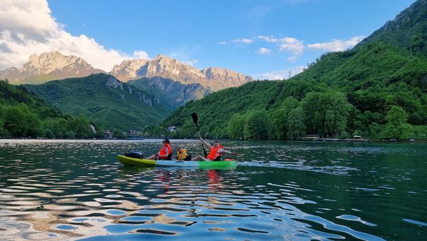 Kanufahren auf dem Fluss Buna