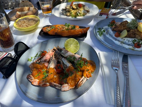 Idyllisches Essen am Meer