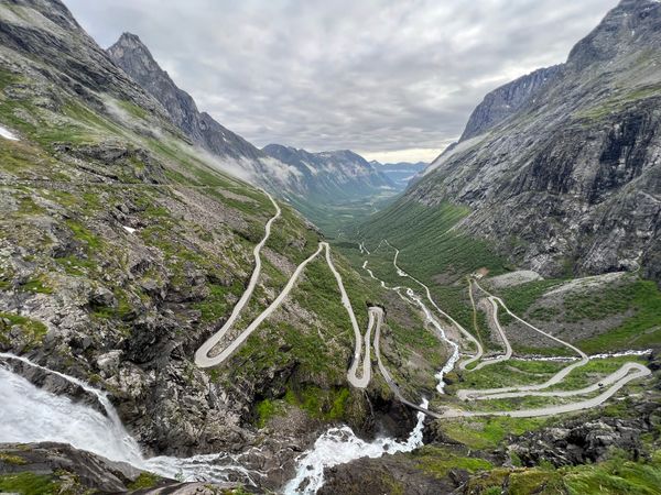 Spektakulärer Wasserfall am Trollstigen