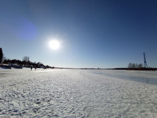 Sonniges Strandvergnügen in der Stadt