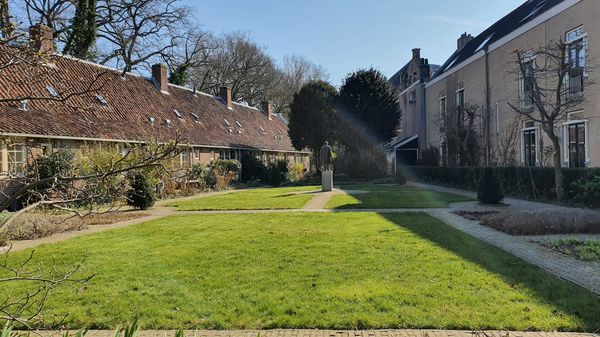 Idyllischer Innenhof mit Geschichte